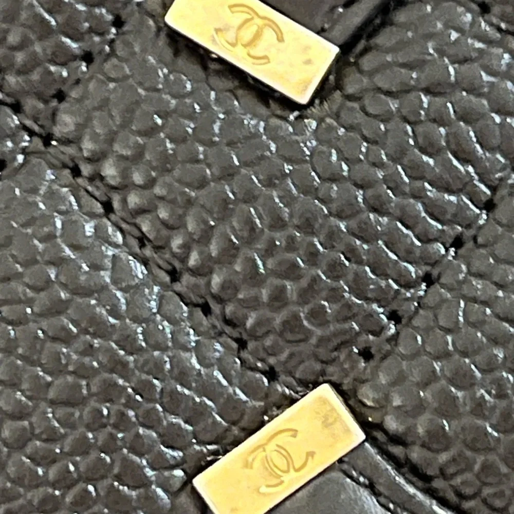 *SOLD* CHANEL Caviar Quilted Medium CC
Filigree Flap Black - Picture 15 of 16